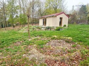 Prodej stavebního pozemku s výměrou 1 212 m2 se zahradní chatou v obci Smečno