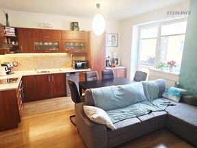 Prodej kompletně zrekonstruovaného bytu 3+kk v OV 71 m2 vč. parkovacího stání v obci Kralupy n. Vlt.