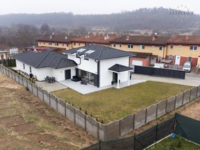 Prodej novostavby dvougeneračního rodinného domu 8+2kk s obytným podkrovím v obci Kralupy, Zeměchy