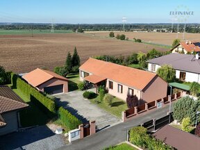 Prodej rodinného domu 4+kk s garáží a zahradou v obci Zlosyň