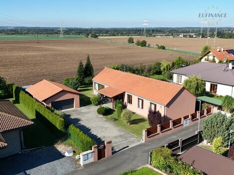 Prodej rodinného domu 4+kk s garáží a zahradou v obci Zlosyň