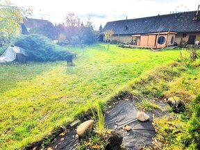 Prodej zasíťované stavebního pozemku 873 m2 s novostavbou chatky v obci Jíkev u Nymburka
