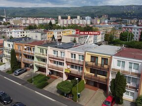 Prodej třípodlažního řadového domu 5+kk se zahradou, garáží a s parkovacím stáním v obci Teplice