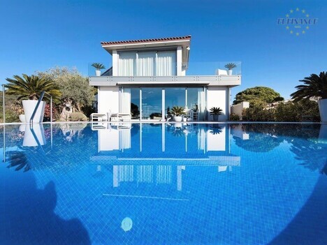 Prodej moderní vily v soukromé urbanizaci v první linii s výhledem na moře, Costa Brava, Španělsko