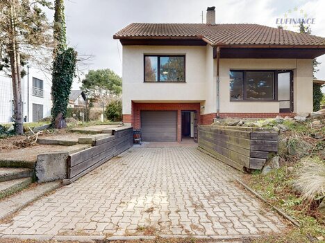 Prodej patrového rodinného domu 6+1 se zahradou a garáží v obci Kralupy, Lobeček, ul. Vltavská