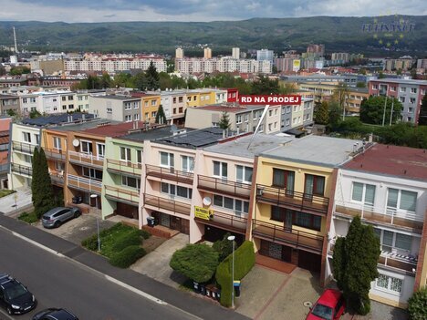 Prodej třípodlažního řadového domu 5+kk se zahradou, garáží a s parkovacím stáním v obci Teplice