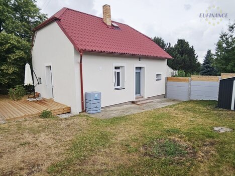 Pronájem zrekonstruovaného rodinného domu 2+1, 52 m2 s terasou a zahradou v obci Chvatěruby
