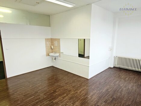 Pronájem kanceláře o výměře 44 m2 v komerčním objektu v centru města Kralupy nad Vltavou